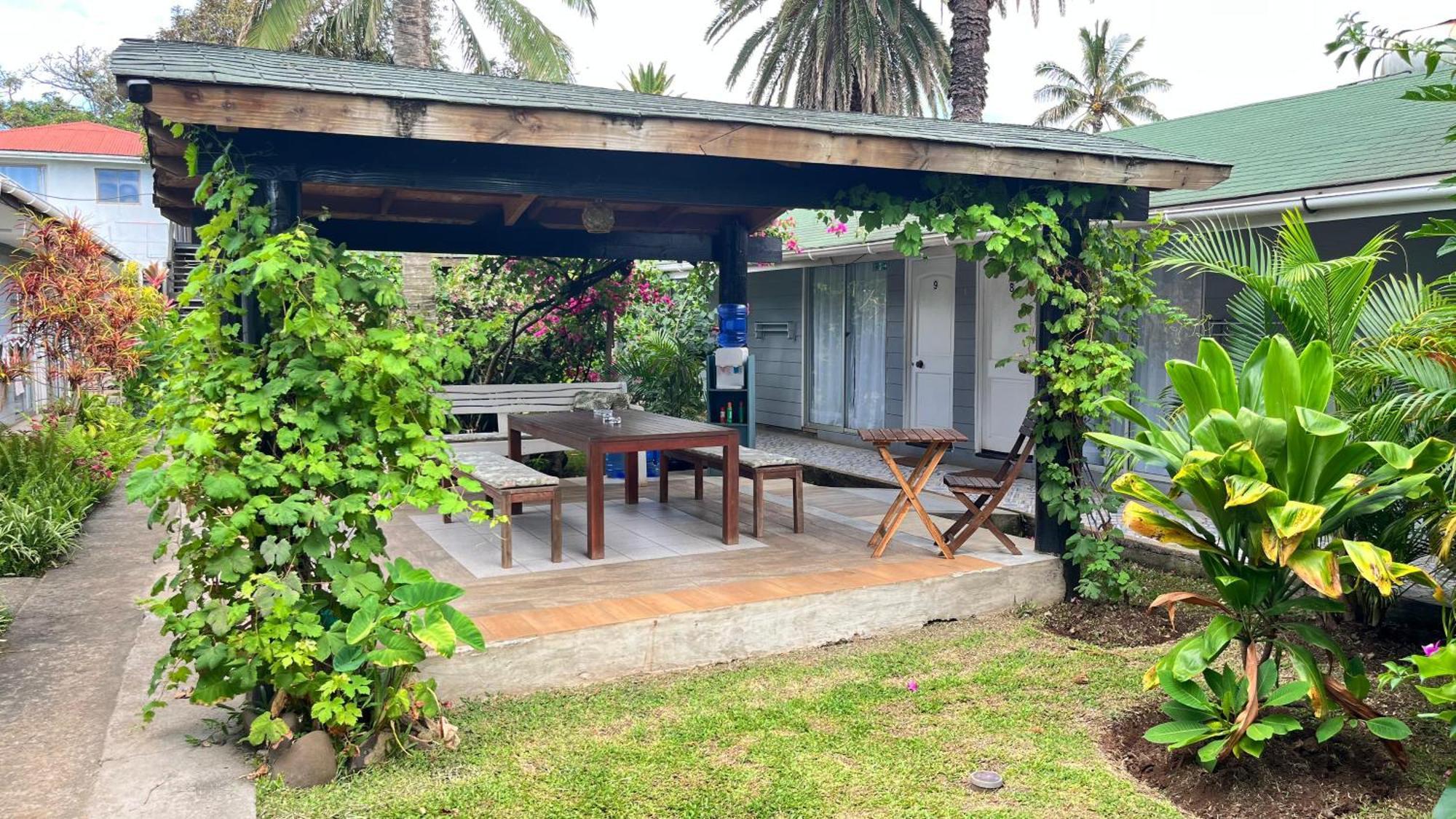 Inaki Uhi Hotel Hanga Roa Exterior photo
